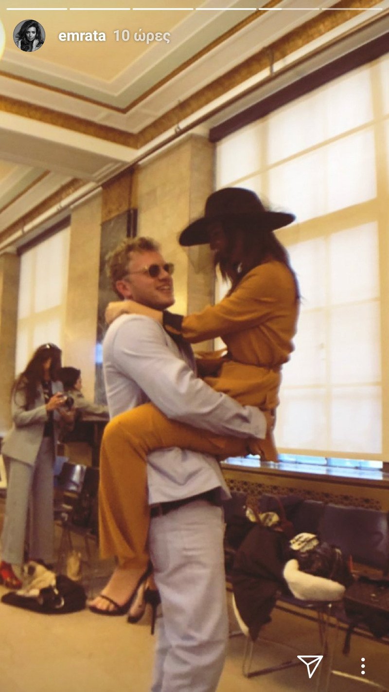 Γάμος-έκπληξη -Η Ραταϊκόφσκι παντρεύτηκε φορώντας ένα πορτοκαλί κοστούμι των 110 ευρώ από τα Zara [εικόνες] | iefimerida.gr 1