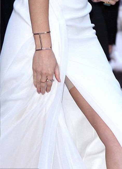 Και ξαφνικά, από το βαθύ σκίσιμο του φορέματος της ηθοποιού ξεπρόβαλε το... μασαζοκαλσόν [εικόνες] | iefimerida.gr 0