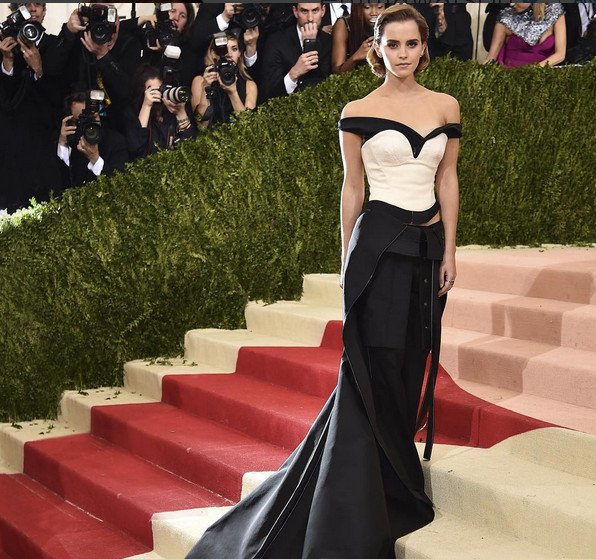 Ο Calvin Klein έφτιαξε φόρεμα από πλαστικά μπουκάλια -Το φόρεσε η Εμα Γουάτσον [εικόνες] | iefimerida.gr 2