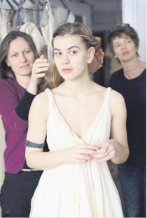 Η Ροδίτισσα μοδίστρα που έραψε το αρχαιοελληνικό φόρεμα της νικήτριας της Eurovision Εμιλυ ντε Φόρεστ [εικόνες] | iefimerida.gr 1