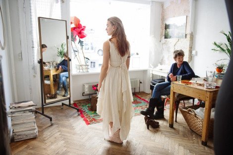 Η Ροδίτισσα μοδίστρα που έραψε το αρχαιοελληνικό φόρεμα της νικήτριας της Eurovision Εμιλυ ντε Φόρεστ [εικόνες] | iefimerida.gr 2