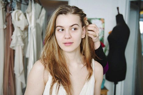 Η Ροδίτισσα μοδίστρα που έραψε το αρχαιοελληνικό φόρεμα της νικήτριας της Eurovision Εμιλυ ντε Φόρεστ [εικόνες] | iefimerida.gr 3