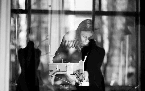 Η Ροδίτισσα μοδίστρα που έραψε το αρχαιοελληνικό φόρεμα της νικήτριας της Eurovision Εμιλυ ντε Φόρεστ [εικόνες] | iefimerida.gr 7