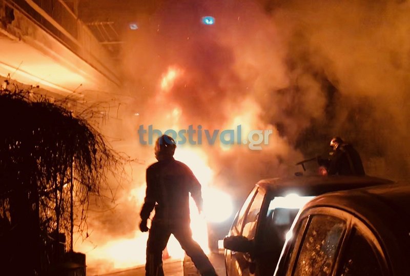 Θεσσαλονίκη: Περιέλουσαν με βενζίνη και πυρπόλησαν 2 αυτοκίνητα κούριερ [εικόνες] | iefimerida.gr 0
