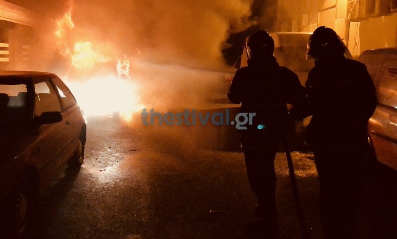 Θεσσαλονίκη: Περιέλουσαν με βενζίνη και πυρπόλησαν 2 αυτοκίνητα κούριερ [εικόνες] | iefimerida.gr 1