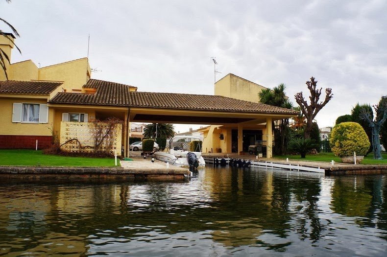 Empuriabrava: Η Βενετία της Ισπανίας που αποτελεί μια από τις μεγαλύτερες κατοικημένες μαρίνες στον κόσμο [εικόνες]  | iefimerida.gr 7