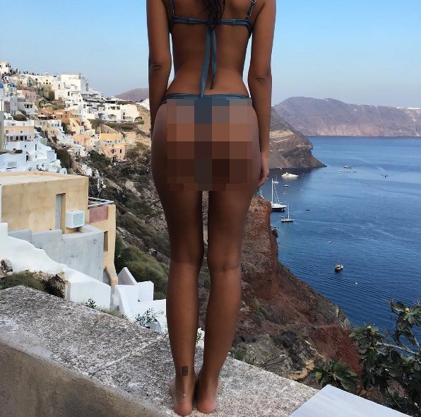 Η «καυτή» πόζα της Εμιλι Ραταϊκόφσκι από τη Σαντορίνη -Με μικροσκοπικό μαγιό [εικόνες] | iefimerida.gr 0