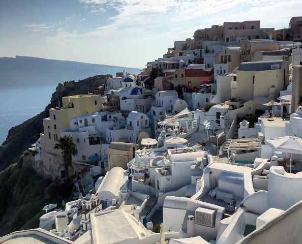 Η «καυτή» πόζα της Εμιλι Ραταϊκόφσκι από τη Σαντορίνη -Με μικροσκοπικό μαγιό [εικόνες] | iefimerida.gr 1