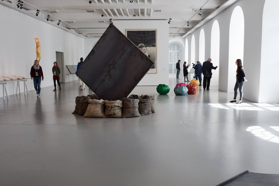 Ατέλειωτες ουρές για την έκθεση της ελληνικής συλλογής του ΕΜΣΤ στη Γερμανία [εικόνες]   | iefimerida.gr 1