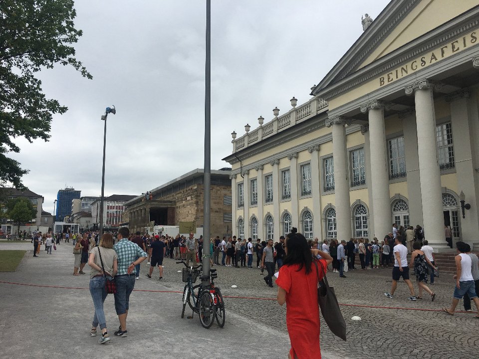 Ατέλειωτες ουρές για την έκθεση της ελληνικής συλλογής του ΕΜΣΤ στη Γερμανία [εικόνες]   | iefimerida.gr 2