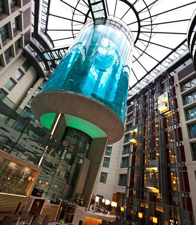 Εχει ασανσέρ και ύψος 24 μέτρα - Το μεγαλύτερο κυλινδρικό ενυδρείο του κόσμου βρίσκεται στο Βερολίνο [εικόνες]   | iefimerida.gr 0