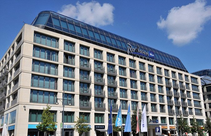 Εχει ασανσέρ και ύψος 24 μέτρα - Το μεγαλύτερο κυλινδρικό ενυδρείο του κόσμου βρίσκεται στο Βερολίνο [εικόνες]   | iefimerida.gr 7