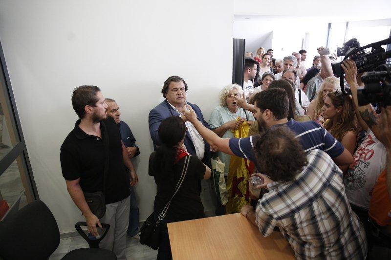 Ενταση στο Ειρηνοδικείο: Παραλίγο να πιαστούν στα χέρια οι «Δεν πληρώνω» με συμβολαιογράφο [εικόνες] | iefimerida.gr 1