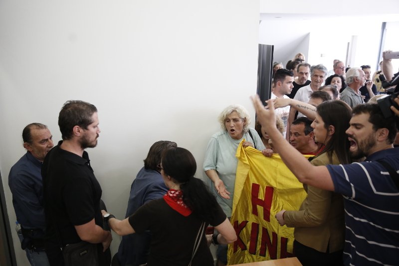 Ενταση στο Ειρηνοδικείο: Παραλίγο να πιαστούν στα χέρια οι «Δεν πληρώνω» με συμβολαιογράφο [εικόνες] | iefimerida.gr 2