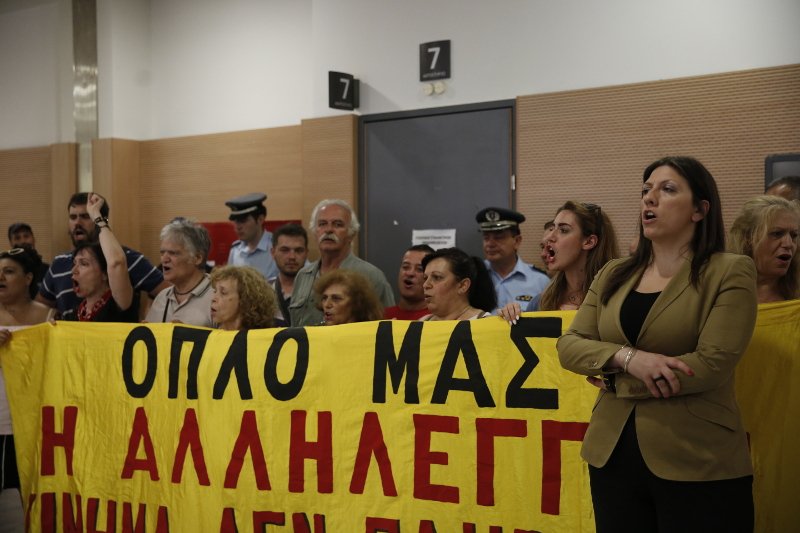 Ενταση στο Ειρηνοδικείο: Παραλίγο να πιαστούν στα χέρια οι «Δεν πληρώνω» με συμβολαιογράφο [εικόνες] | iefimerida.gr 3