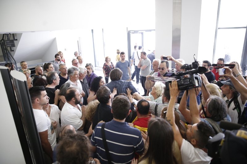 Ενταση στο Ειρηνοδικείο: Παραλίγο να πιαστούν στα χέρια οι «Δεν πληρώνω» με συμβολαιογράφο [εικόνες] | iefimerida.gr 4