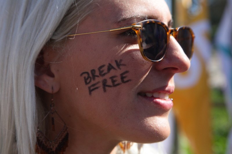 Break Free: Χιλιάδες Αθηναίοι «έσπασαν τα δεσμά από τις κλιματικές αλλαγές» [εικόνες] | iefimerida.gr 1