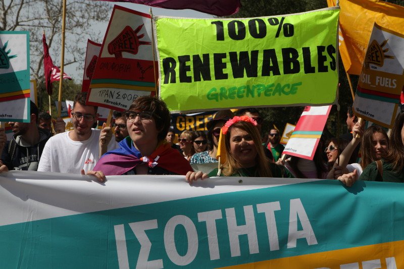 Break Free: Χιλιάδες Αθηναίοι «έσπασαν τα δεσμά από τις κλιματικές αλλαγές» [εικόνες] | iefimerida.gr 0