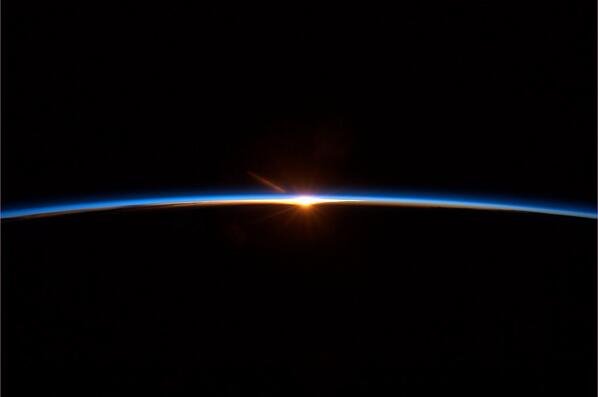 Κρις Χάντφιλντ: Ο σταρ του διαστήματος που τραγουδά Ντέιβιντ Μπόουι και ανεβάζει φωτογραφίες στο twitter [εικόνες, βίντεο] | iefimerida.gr 4