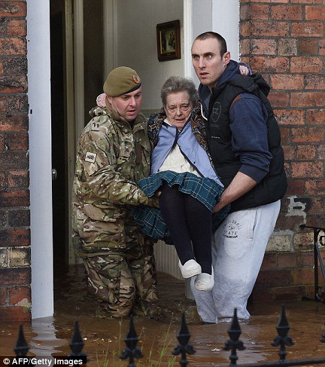 Βιβλικές καταστροφές στην Αγγλία - 1.000 άστεγοι και 60.000 σπίτια χωρίς ρεύμα [εικόνες] | iefimerida.gr 1