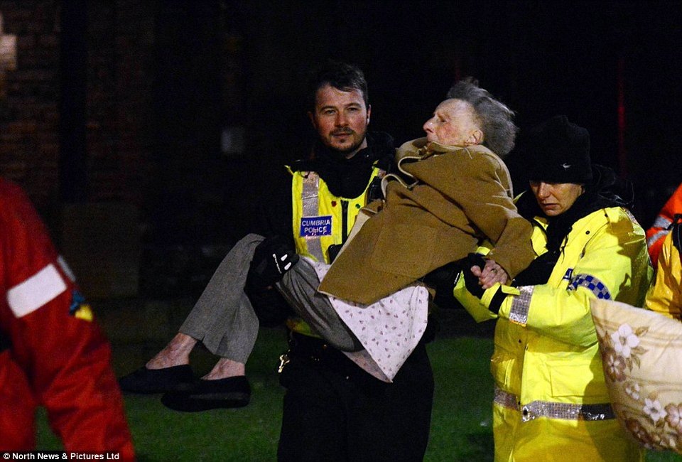 Βιβλικές καταστροφές στην Αγγλία - 1.000 άστεγοι και 60.000 σπίτια χωρίς ρεύμα [εικόνες] | iefimerida.gr 9