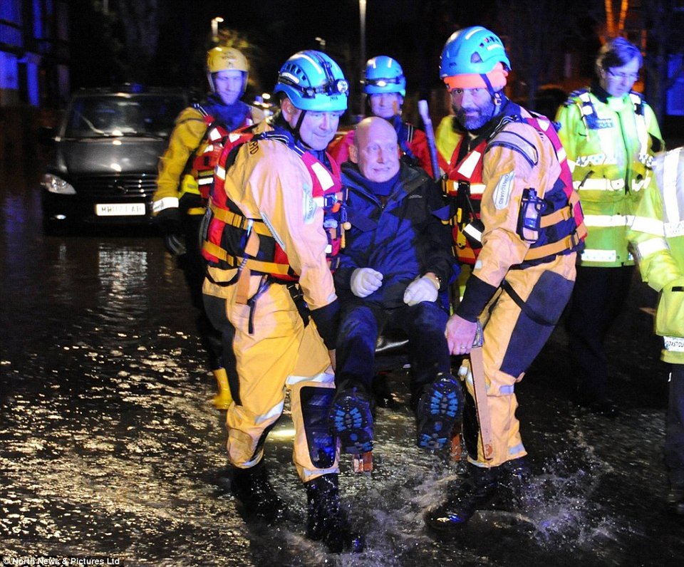Βιβλικές καταστροφές στην Αγγλία - 1.000 άστεγοι και 60.000 σπίτια χωρίς ρεύμα [εικόνες] | iefimerida.gr 10