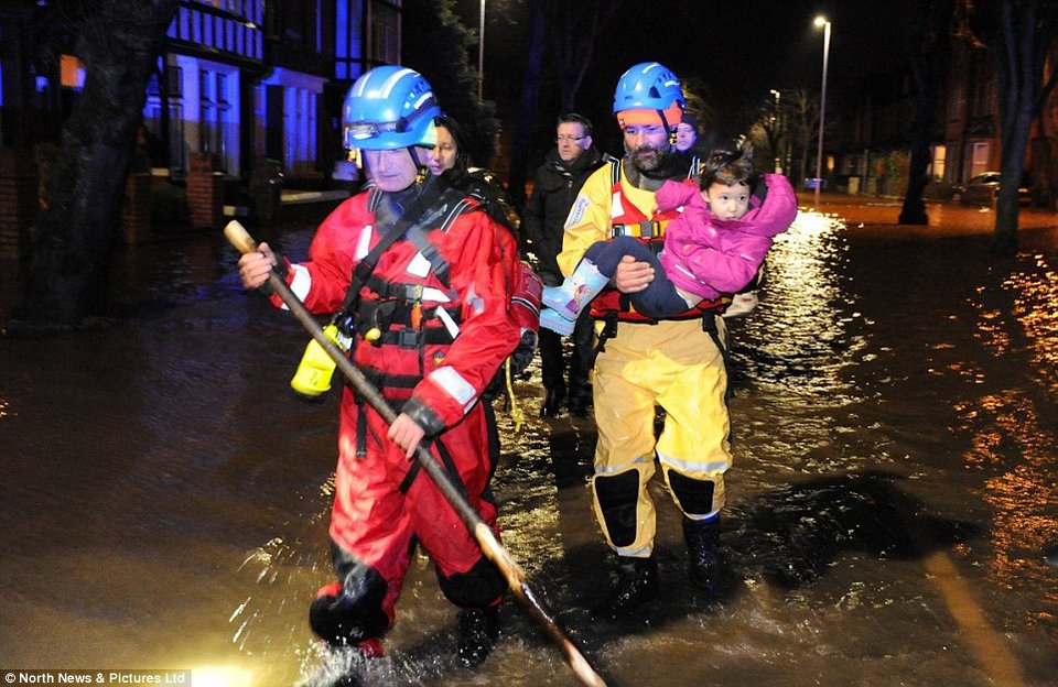 Βιβλικές καταστροφές στην Αγγλία - 1.000 άστεγοι και 60.000 σπίτια χωρίς ρεύμα [εικόνες] | iefimerida.gr 11