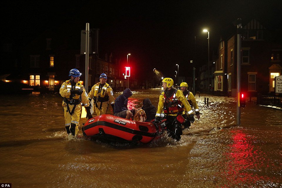Βιβλικές καταστροφές στην Αγγλία - 1.000 άστεγοι και 60.000 σπίτια χωρίς ρεύμα [εικόνες] | iefimerida.gr 12