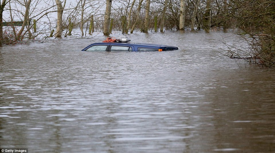 Βιβλικές καταστροφές στην Αγγλία - 1.000 άστεγοι και 60.000 σπίτια χωρίς ρεύμα [εικόνες] | iefimerida.gr 13