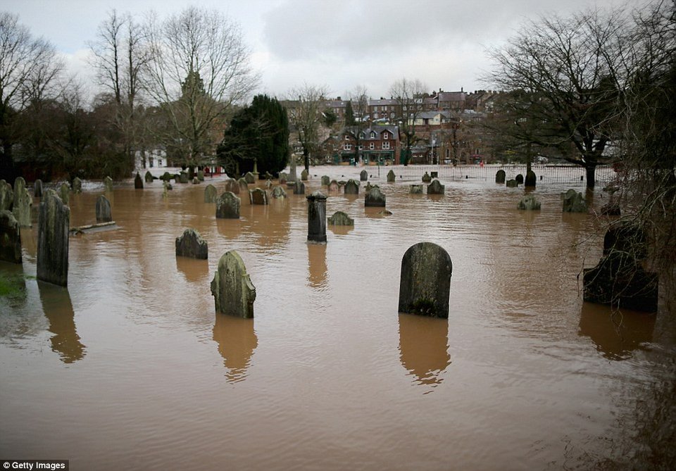 Βιβλικές καταστροφές στην Αγγλία - 1.000 άστεγοι και 60.000 σπίτια χωρίς ρεύμα [εικόνες] | iefimerida.gr 14