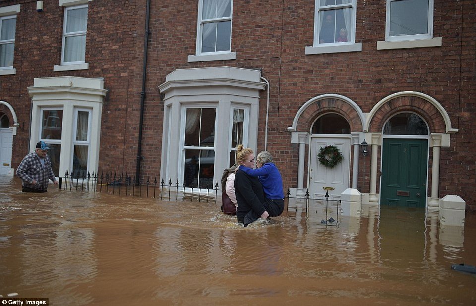 Βιβλικές καταστροφές στην Αγγλία - 1.000 άστεγοι και 60.000 σπίτια χωρίς ρεύμα [εικόνες] | iefimerida.gr 15