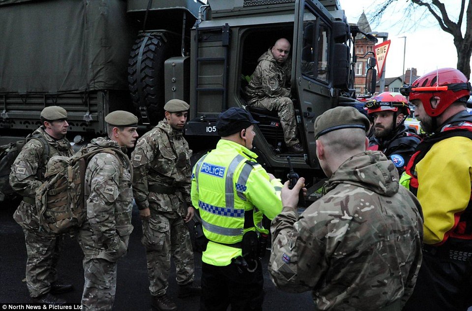 Βιβλικές καταστροφές στην Αγγλία - 1.000 άστεγοι και 60.000 σπίτια χωρίς ρεύμα [εικόνες] | iefimerida.gr 2