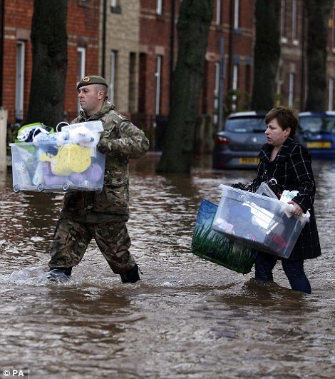 Βιβλικές καταστροφές στην Αγγλία - 1.000 άστεγοι και 60.000 σπίτια χωρίς ρεύμα [εικόνες] | iefimerida.gr 3