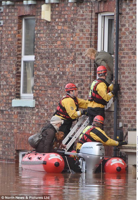 Βιβλικές καταστροφές στην Αγγλία - 1.000 άστεγοι και 60.000 σπίτια χωρίς ρεύμα [εικόνες] | iefimerida.gr 7
