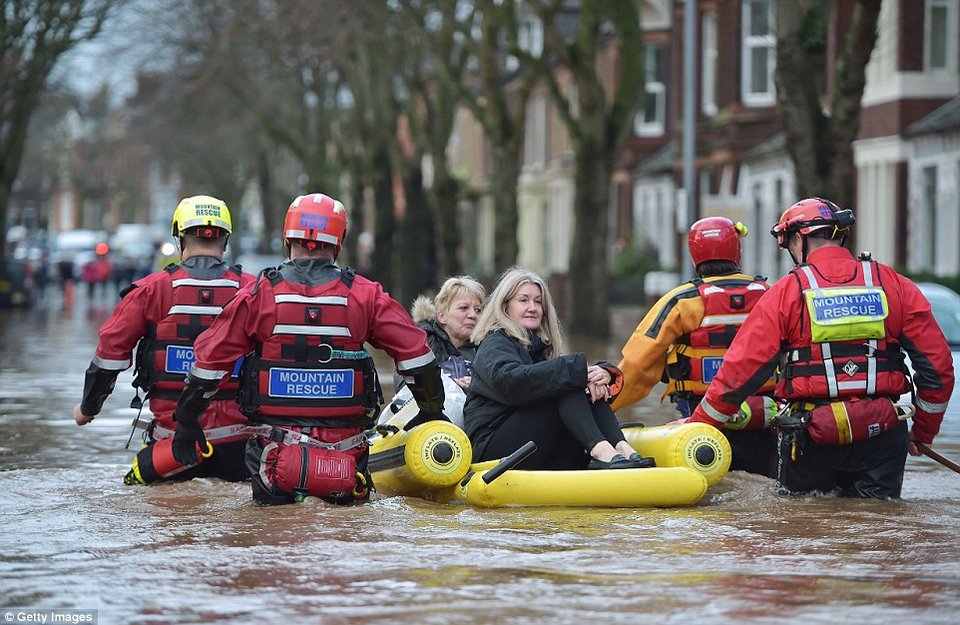 Βιβλικές καταστροφές στην Αγγλία - 1.000 άστεγοι και 60.000 σπίτια χωρίς ρεύμα [εικόνες] | iefimerida.gr 8