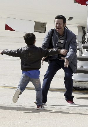 Ραγίζουν καρδιές: Ισπανοί δημοσιογράφοι που ήταν αιχμάλωτοι, επιστρέφουν στην πατρίδα και πέφτουν στην αγκαλιά των παιδιών τους [εικόνες] | iefimerida.gr 0