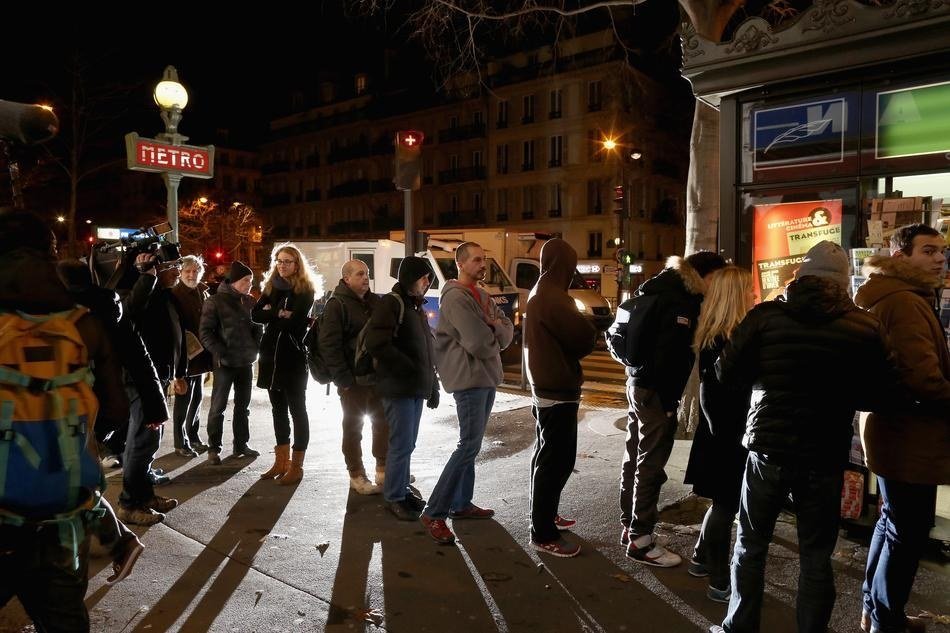 Ουρές έξω από κιόσκια στο Παρίσι, αξημέρωτα, για ένα τεύχος του Charlie Hebdo [εικόνες] | iefimerida.gr 3