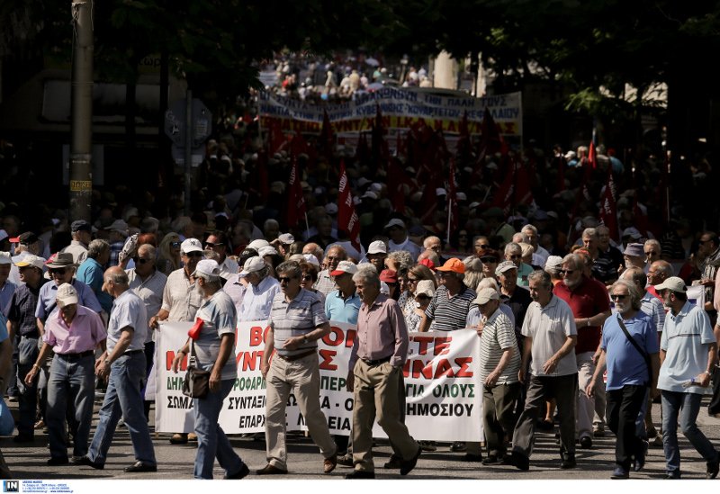 Μεγάλη πορεία συνταξιούχων στο Σύνταγμα -Φωνές κατά της κυβέρνησης για τις «βάρβαρες περικοπές» [εικόνες] | iefimerida.gr 4