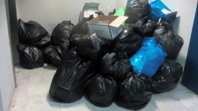Εικόνες ντροπής σε κτίρια αστυνομικών υπηρεσιών -Γεμάτα σκουπίδια [εικόνα] | iefimerida.gr 0