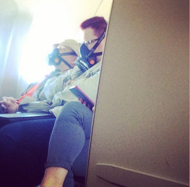 Η ντροπή των επιβατών αεροπλάνων: Γυμνά πόδια στα κεφάλια άλλων, σακουλάκια με ούρα, λυμένες ζώνες [εικόνες] | iefimerida.gr 7