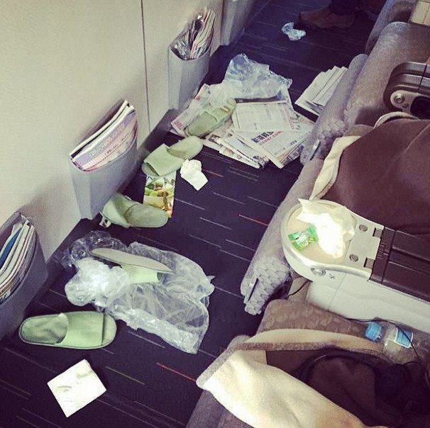 Η ντροπή των επιβατών αεροπλάνων: Γυμνά πόδια στα κεφάλια άλλων, σακουλάκια με ούρα, λυμένες ζώνες [εικόνες] | iefimerida.gr 17