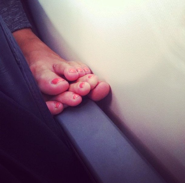 Η ντροπή των επιβατών αεροπλάνων: Γυμνά πόδια στα κεφάλια άλλων, σακουλάκια με ούρα, λυμένες ζώνες [εικόνες] | iefimerida.gr 18