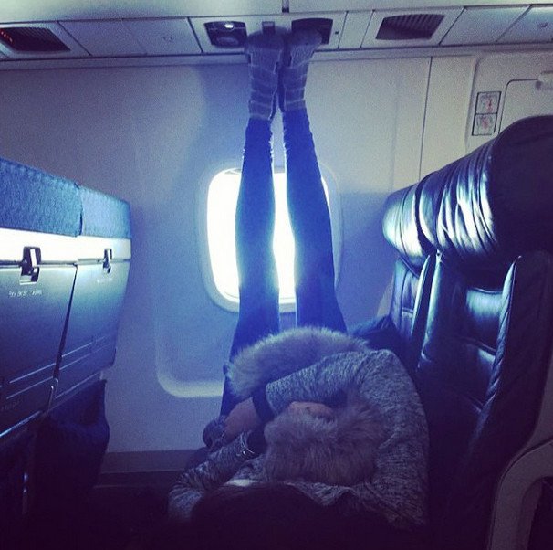 Η ντροπή των επιβατών αεροπλάνων: Γυμνά πόδια στα κεφάλια άλλων, σακουλάκια με ούρα, λυμένες ζώνες [εικόνες] | iefimerida.gr 19