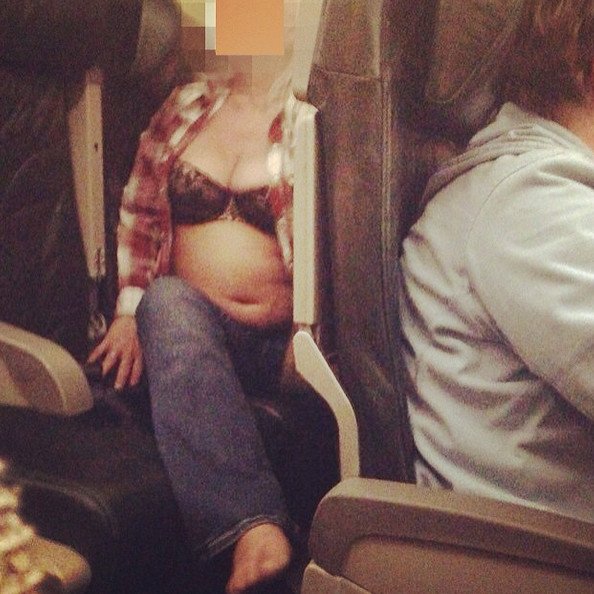 Η ντροπή των επιβατών αεροπλάνων: Γυμνά πόδια στα κεφάλια άλλων, σακουλάκια με ούρα, λυμένες ζώνες [εικόνες] | iefimerida.gr 20