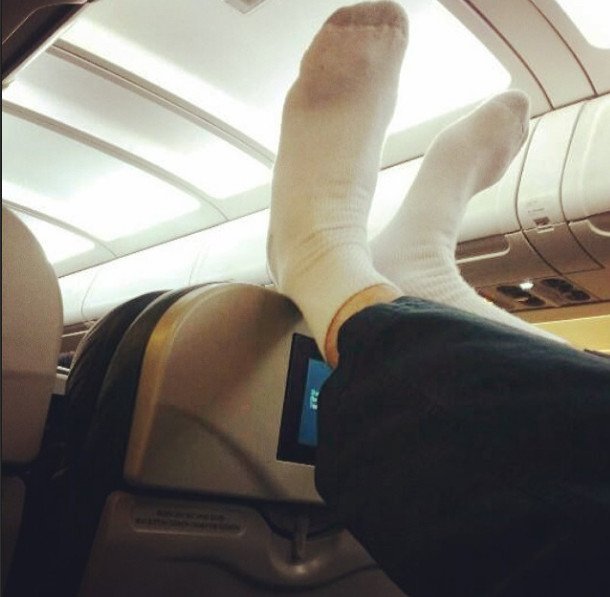 Η ντροπή των επιβατών αεροπλάνων: Γυμνά πόδια στα κεφάλια άλλων, σακουλάκια με ούρα, λυμένες ζώνες [εικόνες] | iefimerida.gr 21