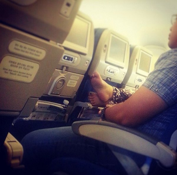 Η ντροπή των επιβατών αεροπλάνων: Γυμνά πόδια στα κεφάλια άλλων, σακουλάκια με ούρα, λυμένες ζώνες [εικόνες] | iefimerida.gr 23