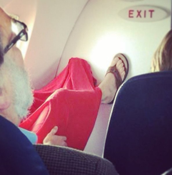 Η ντροπή των επιβατών αεροπλάνων: Γυμνά πόδια στα κεφάλια άλλων, σακουλάκια με ούρα, λυμένες ζώνες [εικόνες] | iefimerida.gr 8