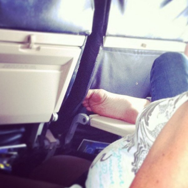 Η ντροπή των επιβατών αεροπλάνων: Γυμνά πόδια στα κεφάλια άλλων, σακουλάκια με ούρα, λυμένες ζώνες [εικόνες] | iefimerida.gr 24