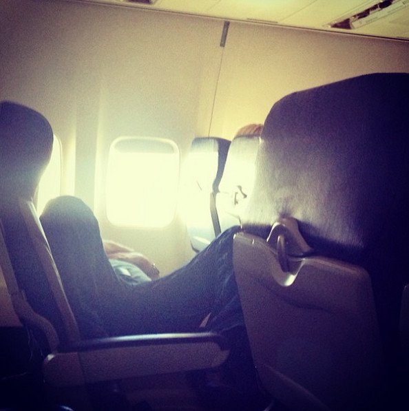 Η ντροπή των επιβατών αεροπλάνων: Γυμνά πόδια στα κεφάλια άλλων, σακουλάκια με ούρα, λυμένες ζώνες [εικόνες] | iefimerida.gr 25