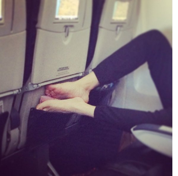 Η ντροπή των επιβατών αεροπλάνων: Γυμνά πόδια στα κεφάλια άλλων, σακουλάκια με ούρα, λυμένες ζώνες [εικόνες] | iefimerida.gr 26